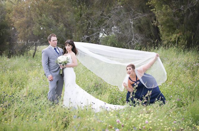 Подруга невесты добавила юмора в свадебные фото