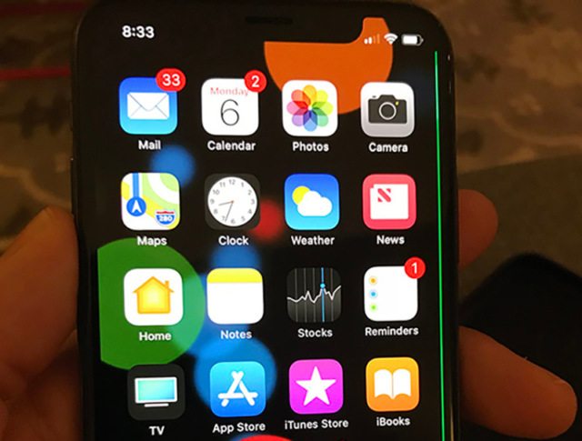 Владельцы iPhone X пожаловались на появление зелёной линии на экране