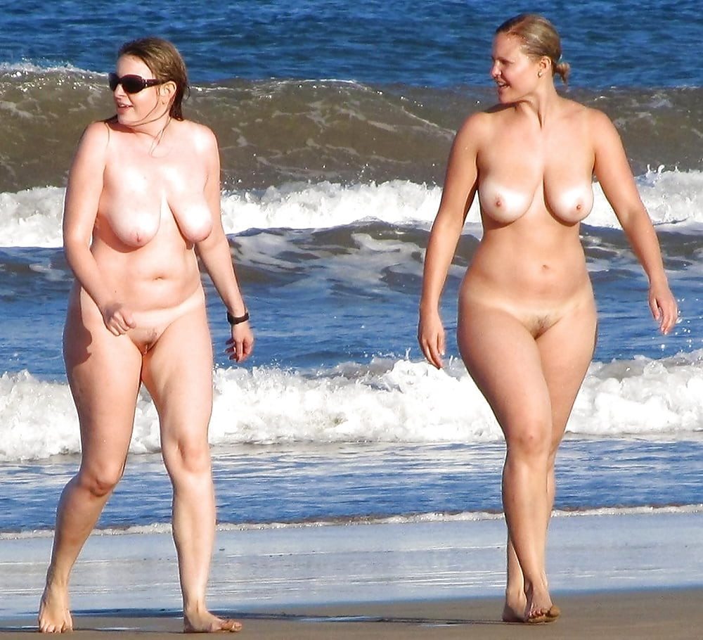 Голая мамаша друга на пляже фото