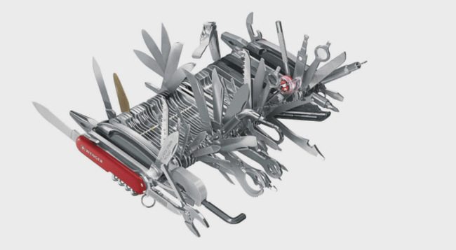 Трёхкилограммовый «карманный» нож с 87 инструментами стал поводом для сотен шуточных обзоров и сравнений с Терминатором