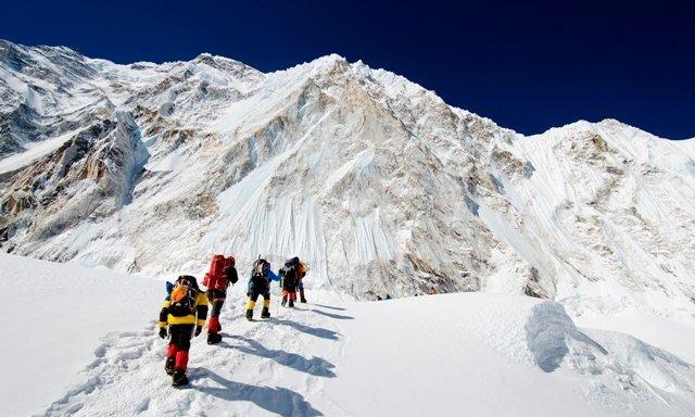 Трупы погибших альпинистов как указатели маршрута при восхождении на Эверест