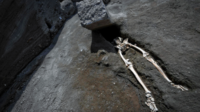 В Помпеях нашли останки человека — он пережил извержение вулкана, но потом его придавило глыбой