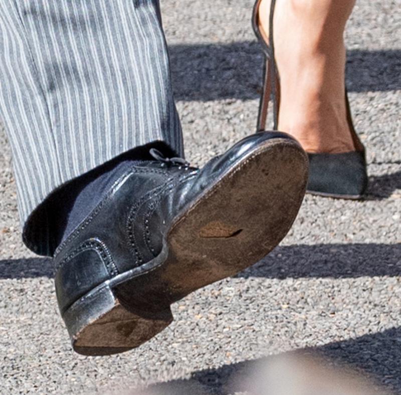 Дырявые ботинки у принца Гарри и расстегнутая блузка Меган
