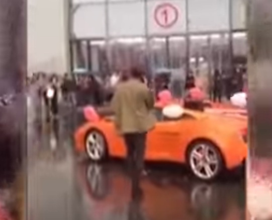 Китаянка отказала жениху, который в подарок привез ей Lamborghini