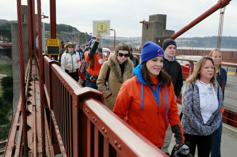 Волонтёры несколько лет отговаривают самоубийц на мосту в США. Особенно — в День святого Валентина