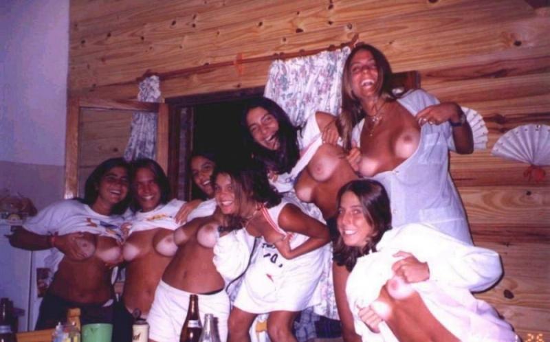 Пьяные подруги фотографируется голыми в сауне на девичнике