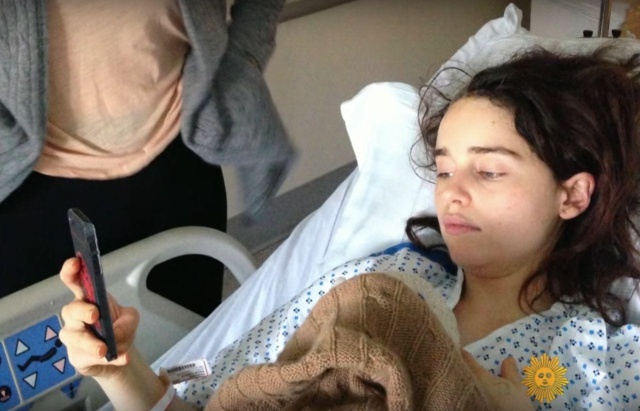 Фотографии Эмилии Кларк в больничной палате после инсульта 