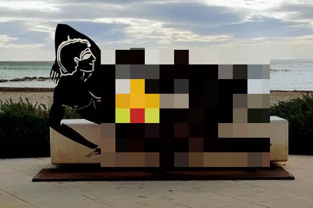 Туристы возмутились провокационными скульптурами на одном из пляжей в Испании 