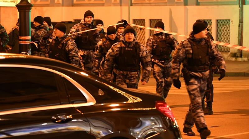 Возле здания ФСБ на Кузнецком мосту неизвестный открыл стрельбу из автомата