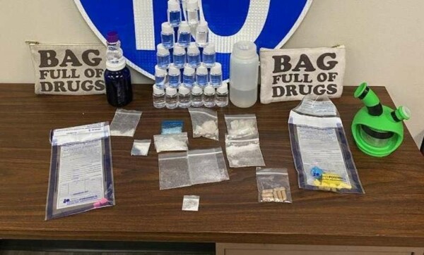 Во Флориде арестовали двух наркоторговцев. Они провозили вещества в сумке с надписью «мешок, полный наркотиков»