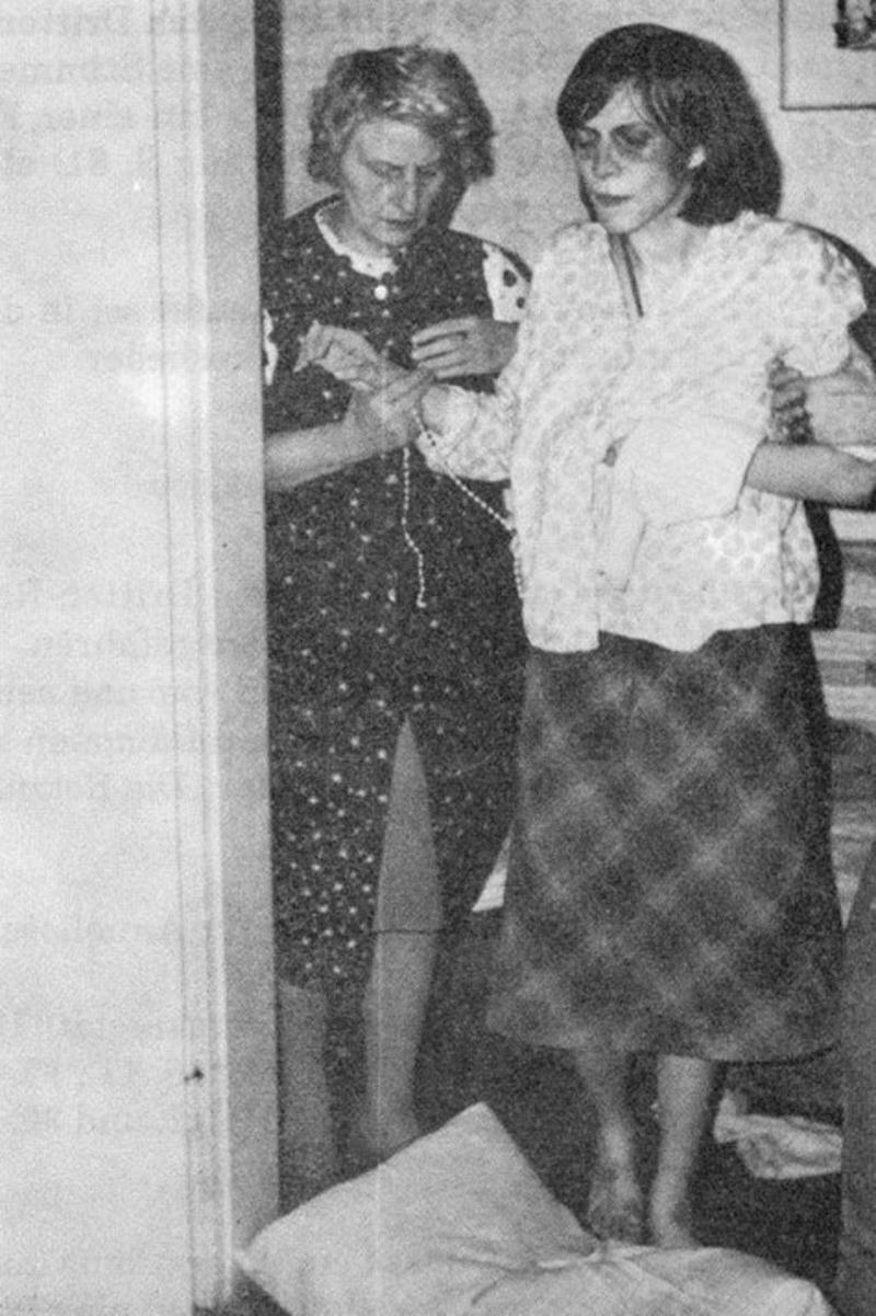 Аннелиза Михель с матерью перед обрядом экзорцизма, 1975/76, ФРГ