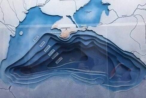 Карта глубины Чёрного моря напоминает карьер