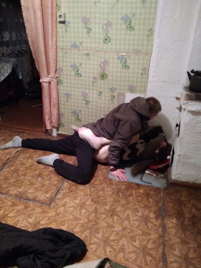 Молодая русская красотка трахается с пьяными парнями на вписке