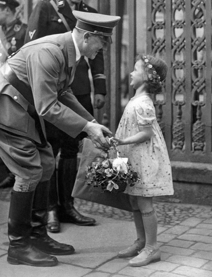 Адольф Гитлер и Хельга Геббельс, 1938 год, Германия
