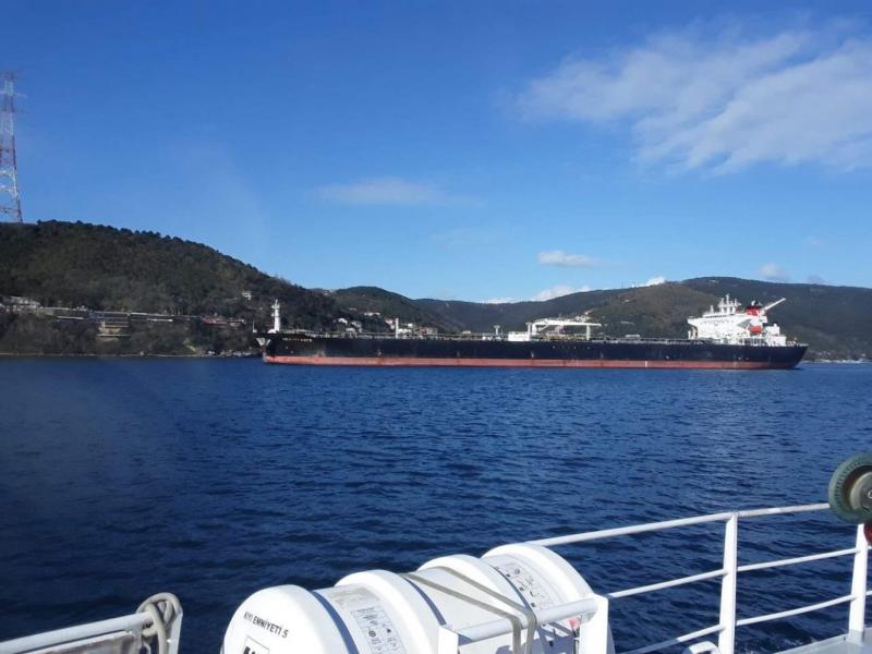 В Турции танкер потерпел крушение и заблокировал Босфор