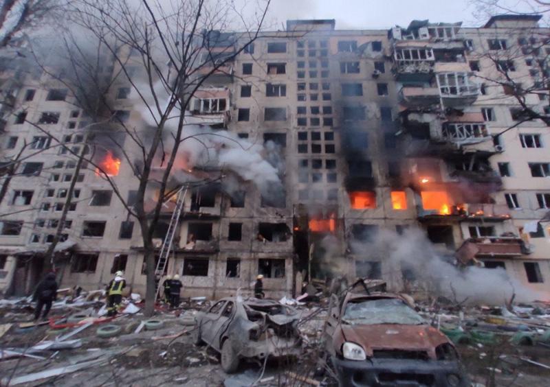 Взрывы на Оболони – снаряд попал в девятиэтажный жилой дом
