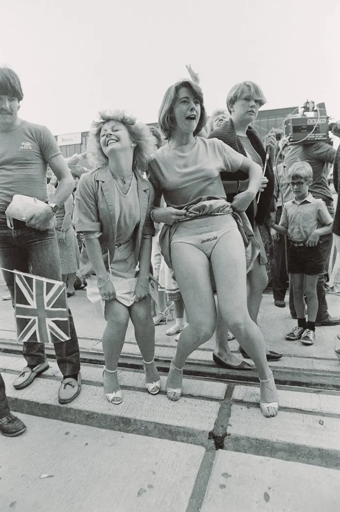 Когда моряк на берегу, все девушки бегут к нему. Великобритания, 1982