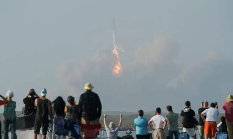 SpaceX запустила Starship. Но сверхтяжелая ракета взорвалась вместе с кораблем