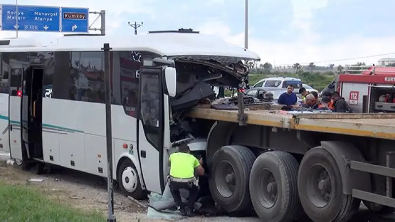 Автобус с тремя десятками российских туристов попал в кровавое ДТП в Турции