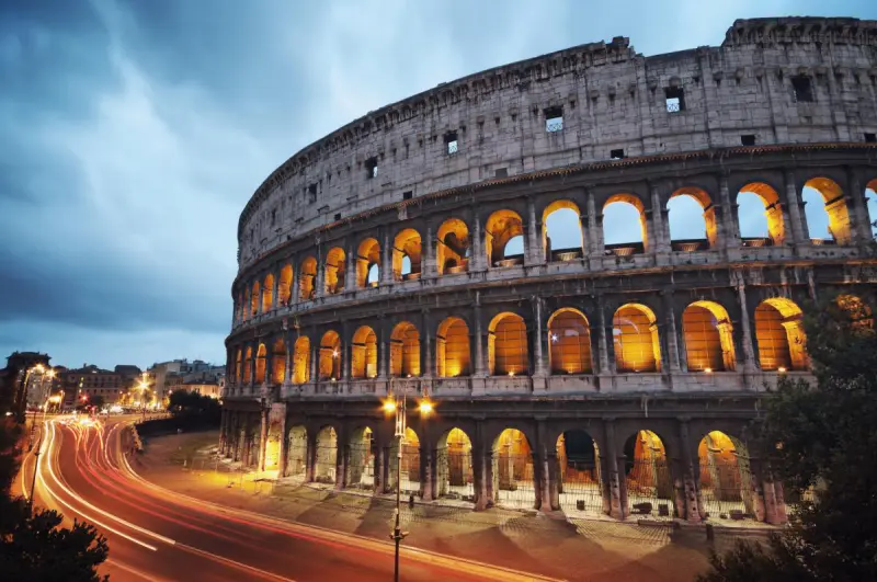 В Италии в третий раз за последнее время повредили Колизей