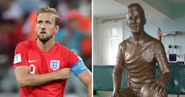 Странные и смешные статуи известных футболистов