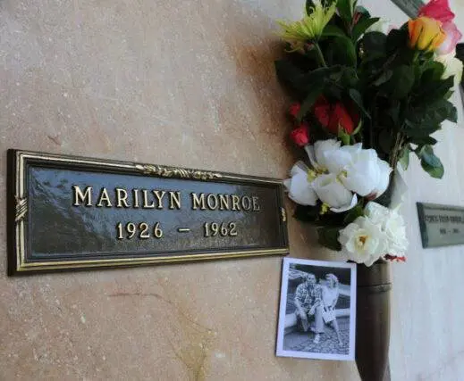 195 тысяч долларов за могилу рядом с Мэрилин Монро