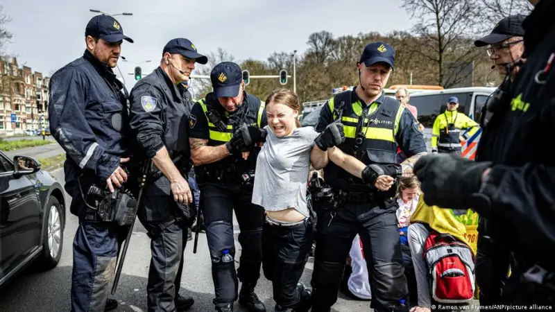 Грета Тунберг задержана в Гааге
