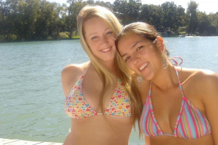 Девушки в купальниках наслаждаются лучами солнца