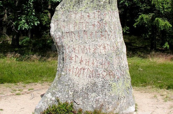 10 древних рунических памятников, которые и сегодня ставят учёных в тупик