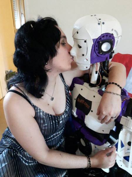 Француженка намерена узаконить свои отношения с роботом
