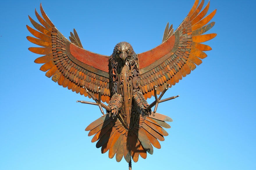 Австралиец превращает груды металлолома в удивительные скульптуры