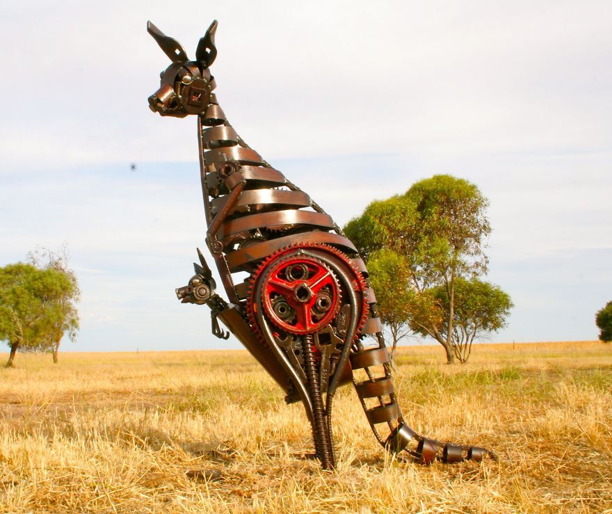 Австралиец превращает груды металлолома в удивительные скульптуры