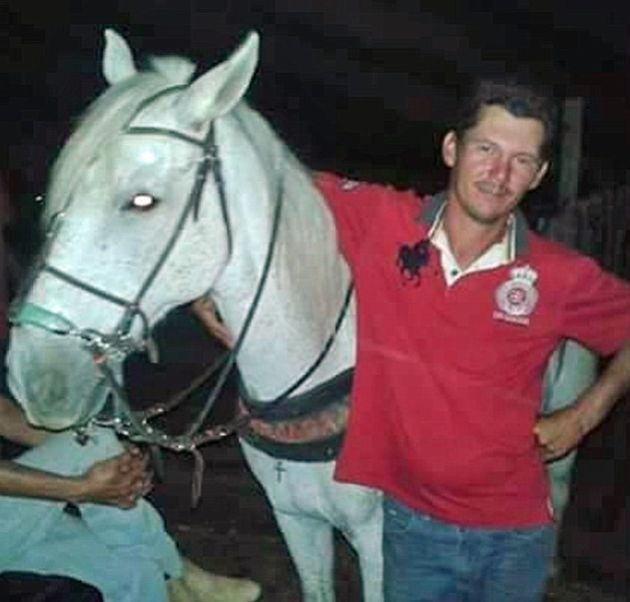 Душераздирающее фото: лошадь прощается со своим хозяином