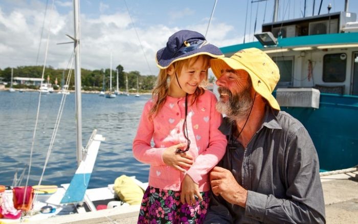 Новозеландец с дочерью 27 дней дрейфовали в море на сломанном катамаране 