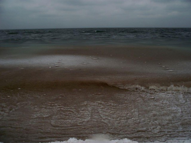 Азовское море у побережья начало замерзать.