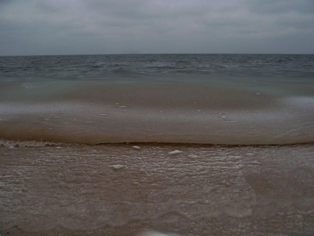 Азовское море у побережья начало замерзать.