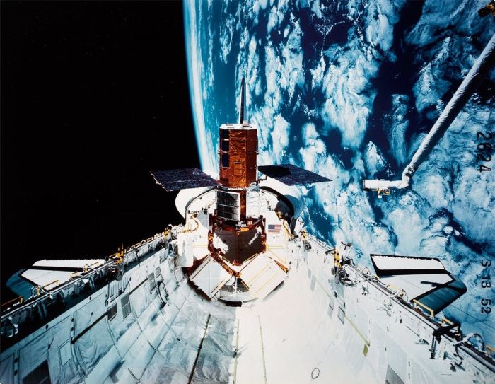 NASA продаст редкие фото из космоса и с Луны