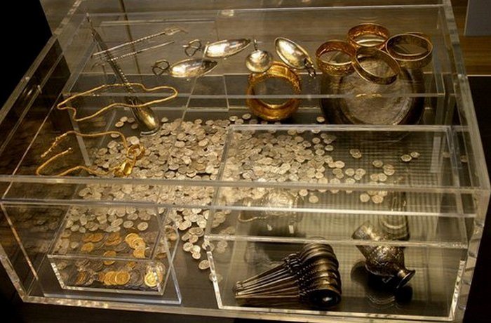 10 поразительных древних артефактов, которые были найдены с помощью металлоискателя 