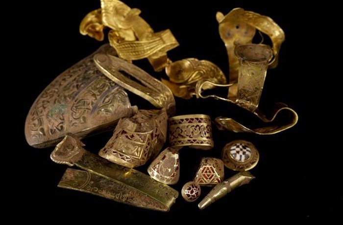10 поразительных древних артефактов, которые были найдены с помощью металлоискателя 