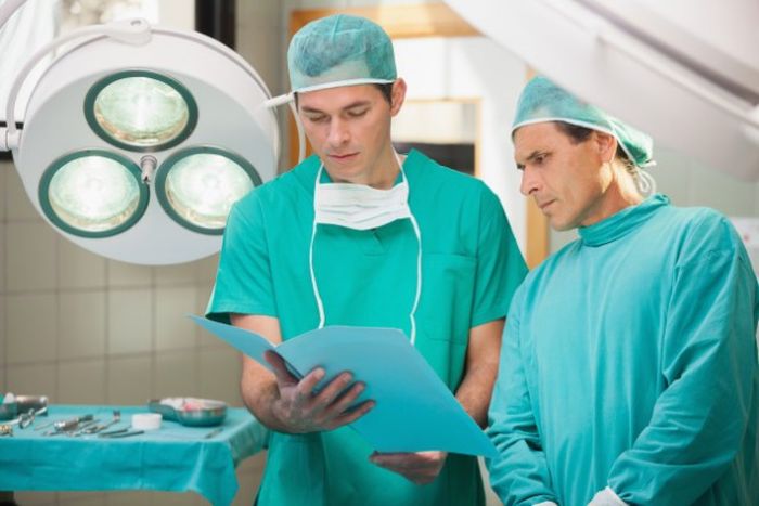 Почему хирурги носят только зеленую и синюю форму