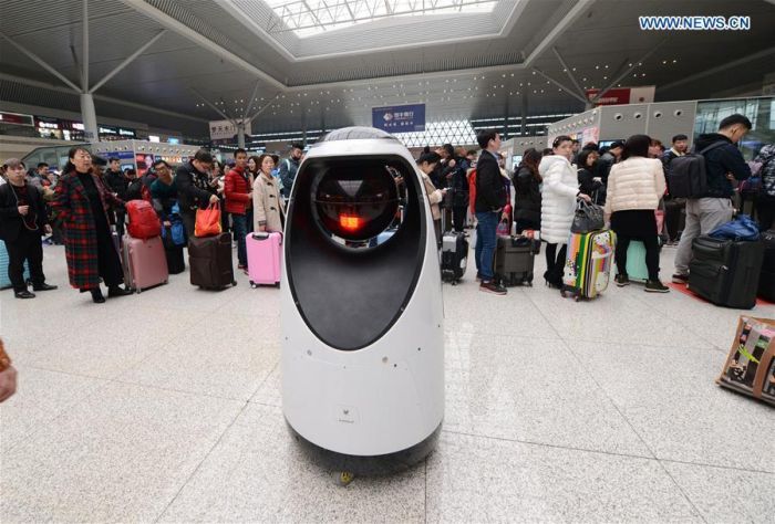 На китайском вокзале появился робот-патрульный 