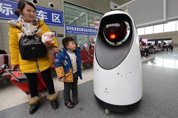 На китайском вокзале появился робот-патрульный