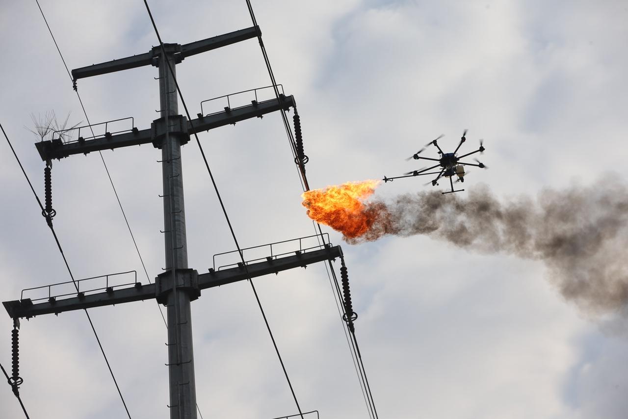Китайская энергетическая компания начала использовать дроны, чтобы сжигать мусор застрявший в проводах