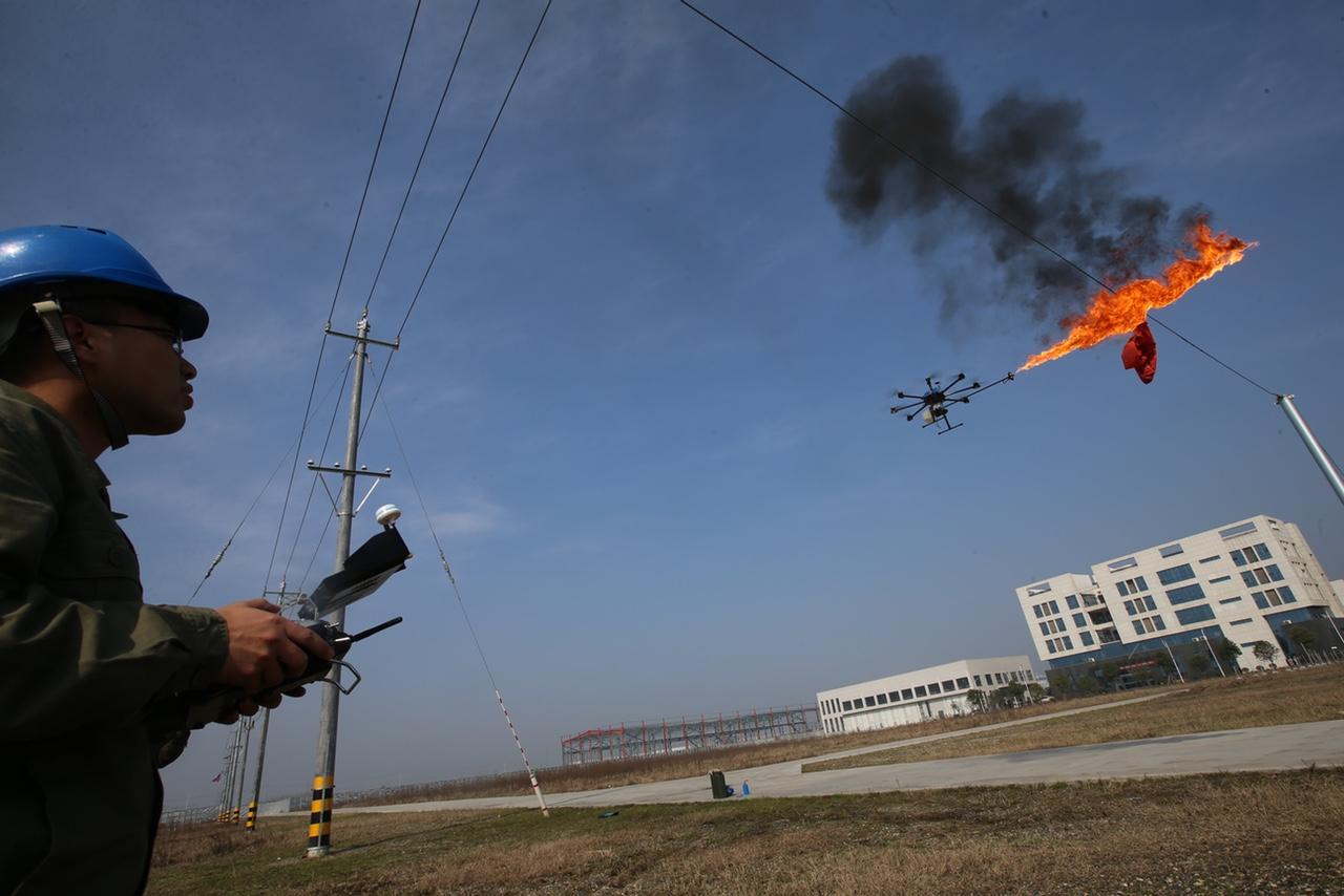Китайская энергетическая компания начала использовать дроны, чтобы сжигать мусор застрявший в проводах