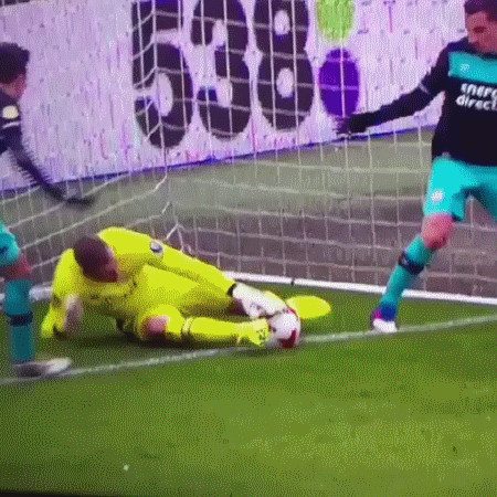Голландский вратарь занёс мяч в ворота, пытаясь встать на ноги