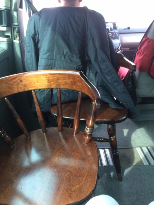 В Казахстане через систему Uber работал фургон с деревянными стульями