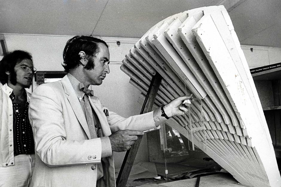 Архитектор Питер Холл работает над проектом здания Сиднейского оперного театра, 1966 год, Австралия