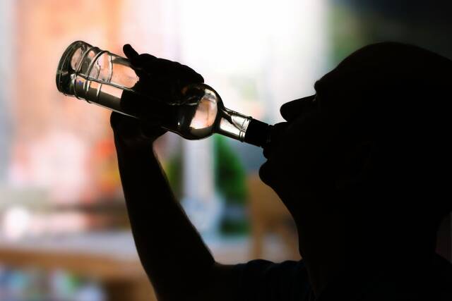 Ученые назвали причину алкоголизма