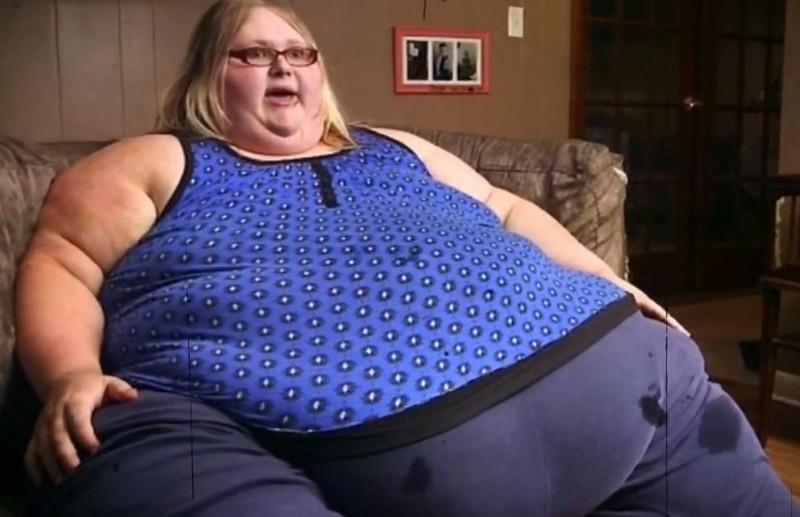 23-летняя мать двоих детей весит почти 318 килограммов и боится умереть