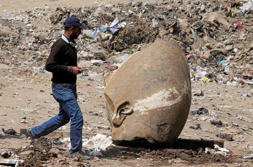 Огромную статую Рамсеса II обнаружили в трущобах Каира